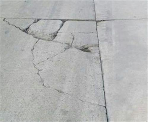 ▲水泥路面破损如何快速修补？